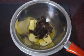 黄油、巧克力同放入盆中，隔水热融化成为混合液。