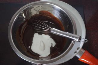 加入细砂糖，拌均匀。