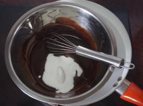 加入细砂糖，拌均匀。