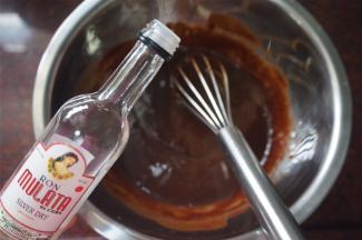 接着加入朗姆酒，拌均匀。