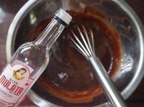 接着加入朗姆酒，拌均匀。