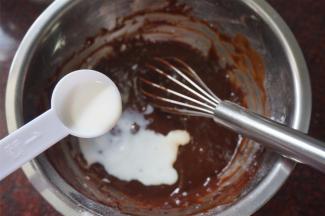 加入牛奶，拌均匀。