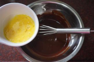 然后加入打散了的全蛋液，拌均匀。