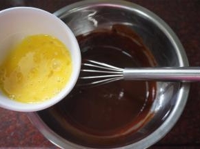 然后加入打散了的全蛋液，拌均匀。