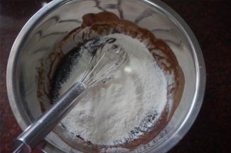 将低筋粉和泡打粉筛入，拌均。