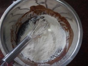 将低筋粉和泡打粉筛入，拌均。