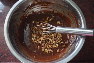 最后放入30克核桃碎，搅拌均匀，蛋糕糊就完成了。