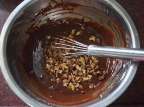 最后放入30克核桃碎，搅拌均匀，蛋糕糊就完成了。