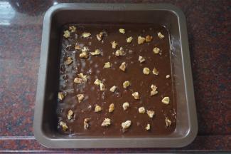 倒入蛋糕糊，表面撒上剩下的15克核桃仁。