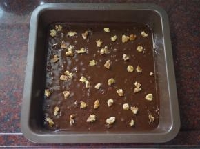 倒入蛋糕糊，表面撒上剩下的15克核桃仁。