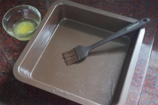 模具刷上一层黄油。