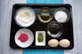 准备食材：低筋粉40克，玉米油30克，细砂糖40克，清水30克，鸡蛋2只，蔓越莓果粉3克，青岚抹茶粉2克。