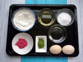 准备食材：低筋粉40克，玉米油30克，细砂糖40克，清水30克，鸡蛋2只，蔓越莓果粉3克，青岚抹茶粉2克。