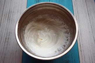 蛋清加入几滴柠檬汁，分3次加入细砂糖，打发至偏硬性发泡。