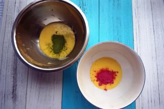 将蛋黄糊平均分成2份，一份加入2克青岚抹茶粉，一份加入3克蔓越莓果粉，分别拌均匀。