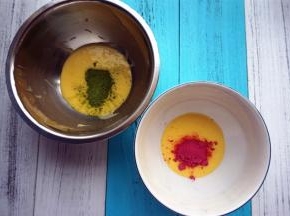 将蛋黄糊平均分成2份，一份加入2克青岚抹茶粉，一份加入3克蔓越莓果粉，分别拌均匀。