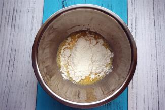 筛入低筋粉，拌至顺滑的无干粉状态。