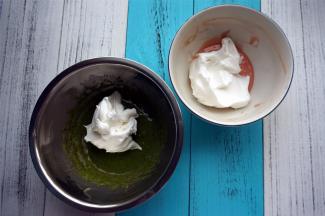 将蛋白糊平均分配到两种蛋黄糊中，拌均匀。