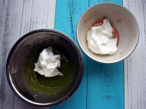 将蛋白糊平均分配到两种蛋黄糊中，拌均匀。