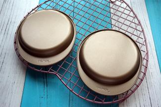 将烤好的蛋糕片倒扣，冷却，脱模。