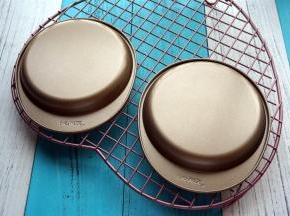 将烤好的蛋糕片倒扣，冷却，脱模。