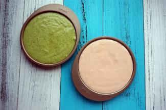 6寸圆形彩虹蛋糕模具刷油，倒入蛋糕糊，震荡出大气泡，放入预热好的烤箱中层，上下火180度烤13-15分钟，香气四溢即可出炉。