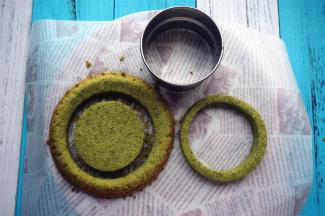 借助模具在蛋糕片上印出环形的抹茶蛋糕。