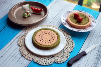 将蔓越莓蛋糕片镶嵌到抹茶蛋糕环中，并摆放上黑芝麻，西瓜小蛋糕制作完成。