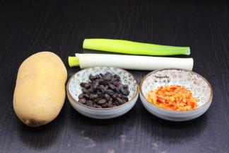 准备食材：大土豆1个、豆豉、剁椒、大蒜等食材；