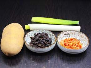 准备食材：大土豆1个、豆豉、剁椒、大蒜等食材；