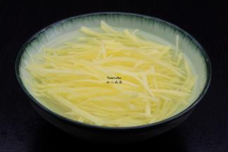 土豆去皮，洗净，切丝（越细越长越好，），清水放盐浸泡5分钟 ；PS：刀工不好的，可以用刨子。