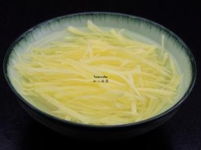 土豆去皮，洗净，切丝（越细越长越好，），清水放盐浸泡5分钟 ；PS：刀工不好的，可以用刨子。