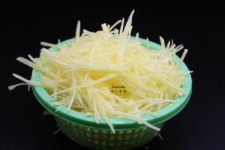 捞出土豆丝，沥干水；