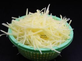 捞出土豆丝，沥干水；