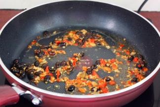 热锅，倒油，放入豆豉、剁椒煸香；