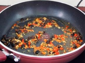 热锅，倒油，放入豆豉、剁椒煸香；