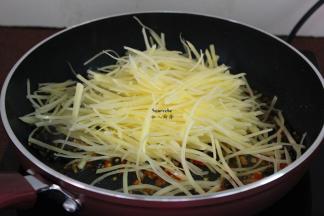 加入沥干水的土豆丝爆炒；