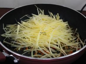 加入沥干水的土豆丝爆炒；