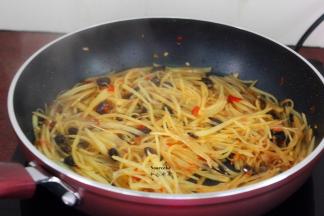 炒至八成熟，放入生抽翻炒；