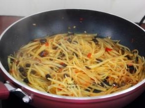 炒至八成熟，放入生抽翻炒；