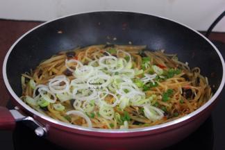 放大蒜、盐翻炒至熟即可