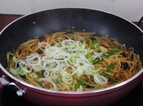 放大蒜、盐翻炒至熟即可