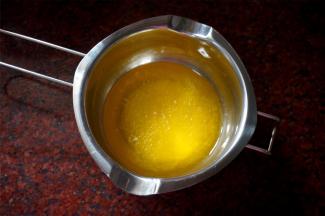 黄油隔水融化。