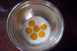 将5个蛋黄，1个全蛋，纯牛奶，同放入打蛋盆中，拌均匀。