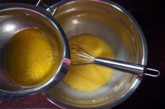 加入融化了的黄油，拌均。