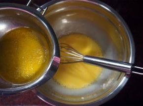 加入融化了的黄油，拌均。