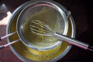 将蛋黄糊过滤一次。