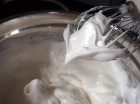 5个蛋白加入0.5小茶匙食盐，分3次加入细砂糖，打发至湿性发泡状态。