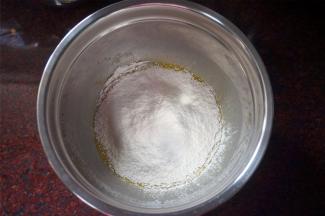 筛入低筋粉，搅拌至无干粉状态。