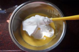 将蛋白糊和蛋黄糊切拌混合均匀。